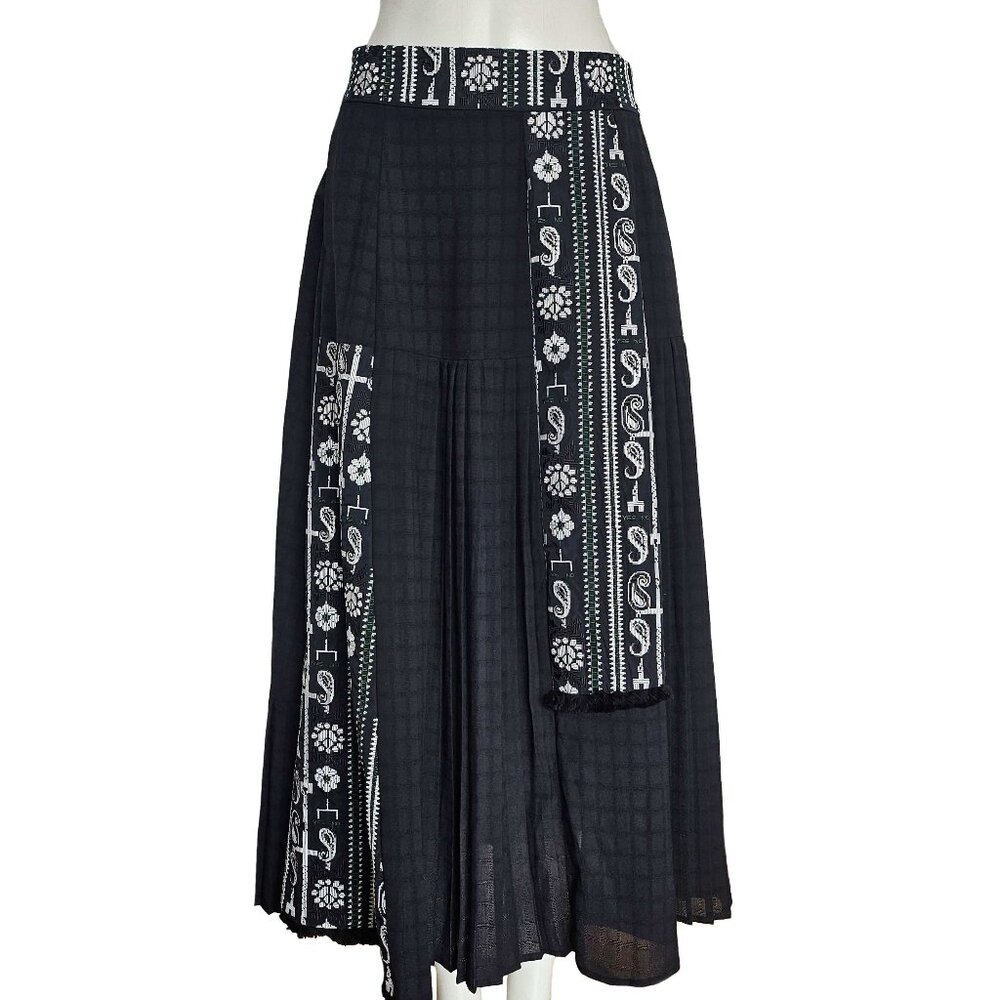 INITIAL BLACK EMBROIDERED PLEATED SKIRT (3)